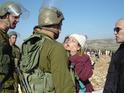 Activist Shelly Yaniv argues with soldiers 