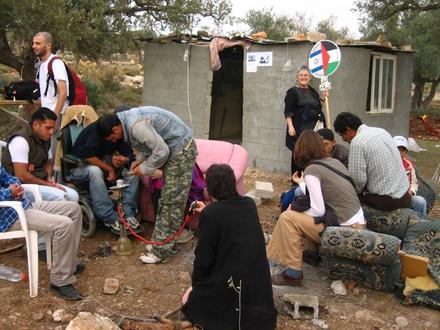 Israelis and Palestinians in front of the "outpost" that was built in one night