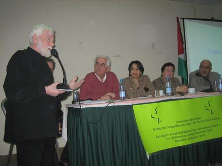 Avnery addressing the conference