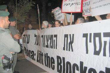 Border policeman stop the protesters (18.11)