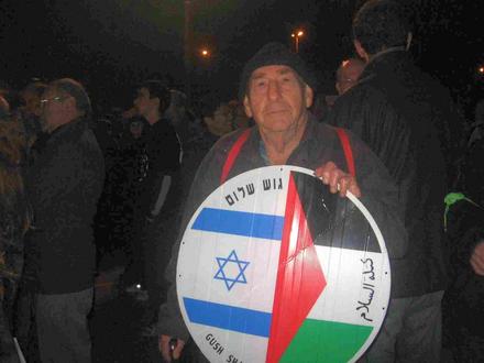 פעיל הגוש יהושע רוזין נושא את סמל שתי-המדינות