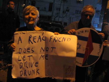 ידיד אמיתי לא נותן לי לנהוג בשכרות! - מחאה מול שגרירות ארה"ב בת"א מוצאי שבת 19.02.11 