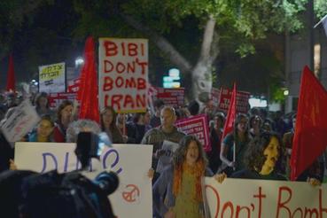 A thousand take to the streets of Tel Aviv against Iran War, 24.3.2012 - photo: Dahlia Scheindlin, +972