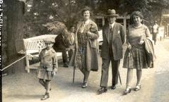На снимке слева – со своей семьей в Германии, 1930 год